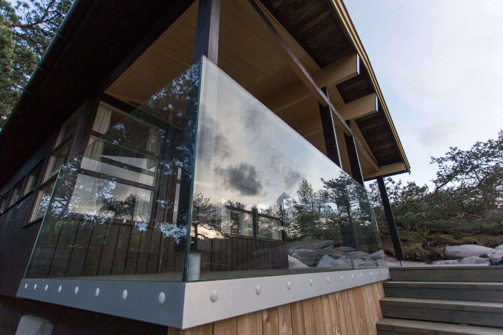 Stolpefritt glassrekkverk på hytteterrasse